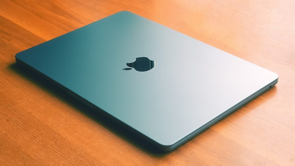 Apple Notebook auf einem Tisch als Symbolbild zum MacBook Air