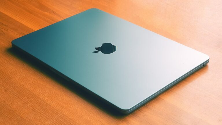 Apple Notebook auf einem Tisch als Symbolbild zum MacBook Air