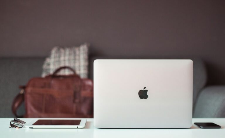 MacBook und iPad auf einem Tisch als Symbolbild für Apples Betriebssysteme