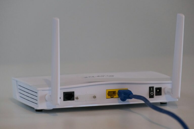 Router mit angeschlossenen Netzwerkkabeln als Symbolbild für FRITZ!OS und Heimnetz