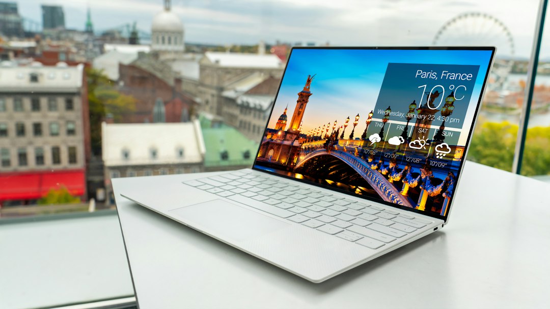 Notebook auf einem hellen Schreibtisch als Symbolbild für Windows-Updates