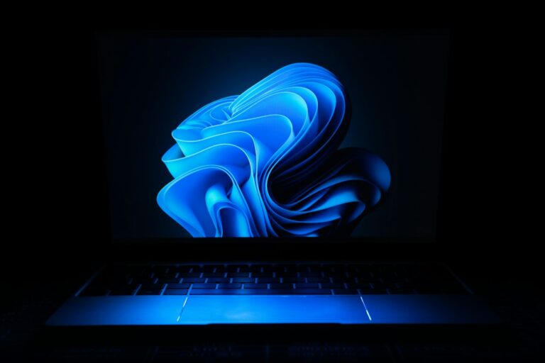 Laptop mit blauem Bildschirmmotiv als Symbolbild für Windows-11-Updates